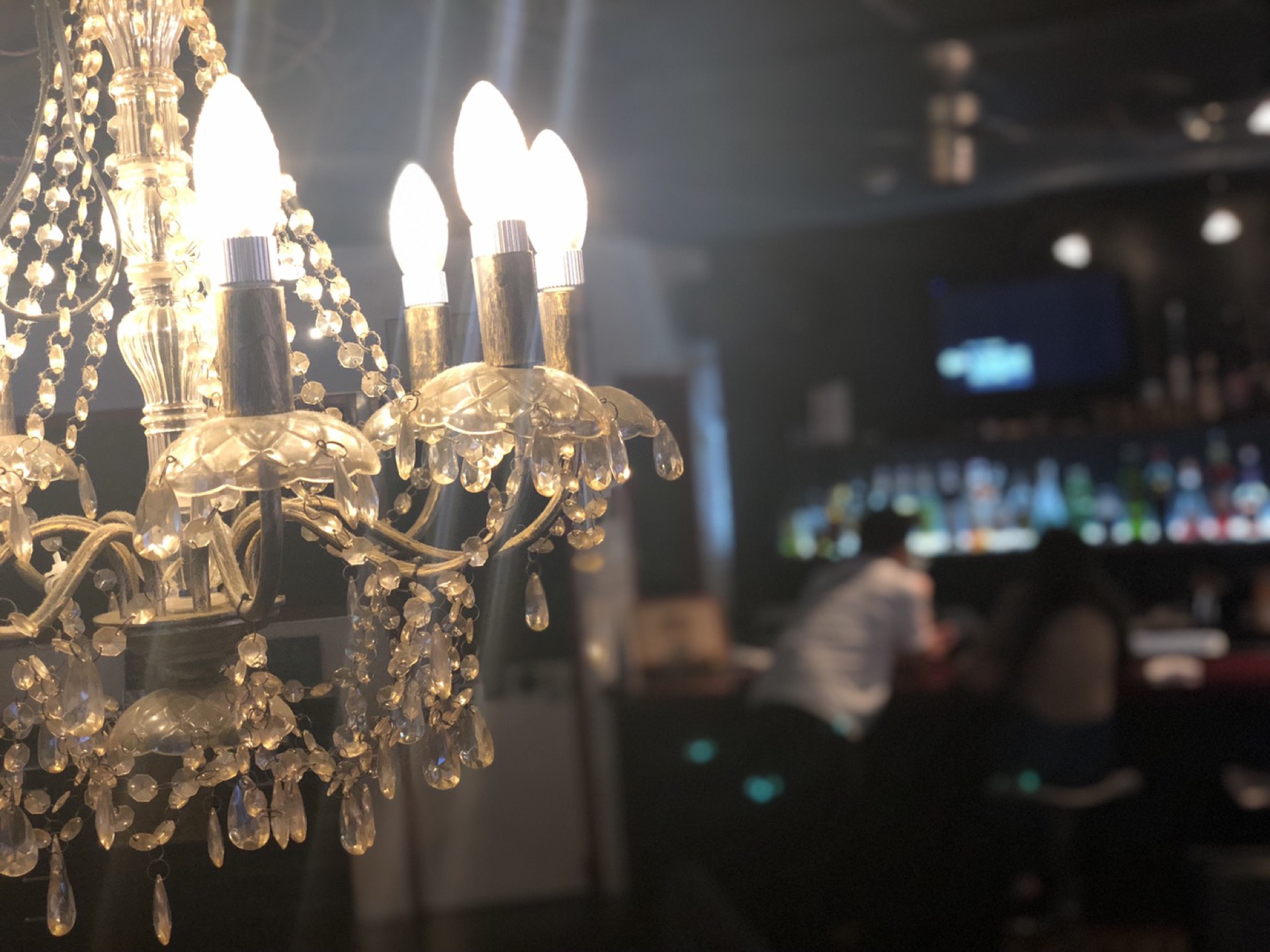 シャンデリアと店内